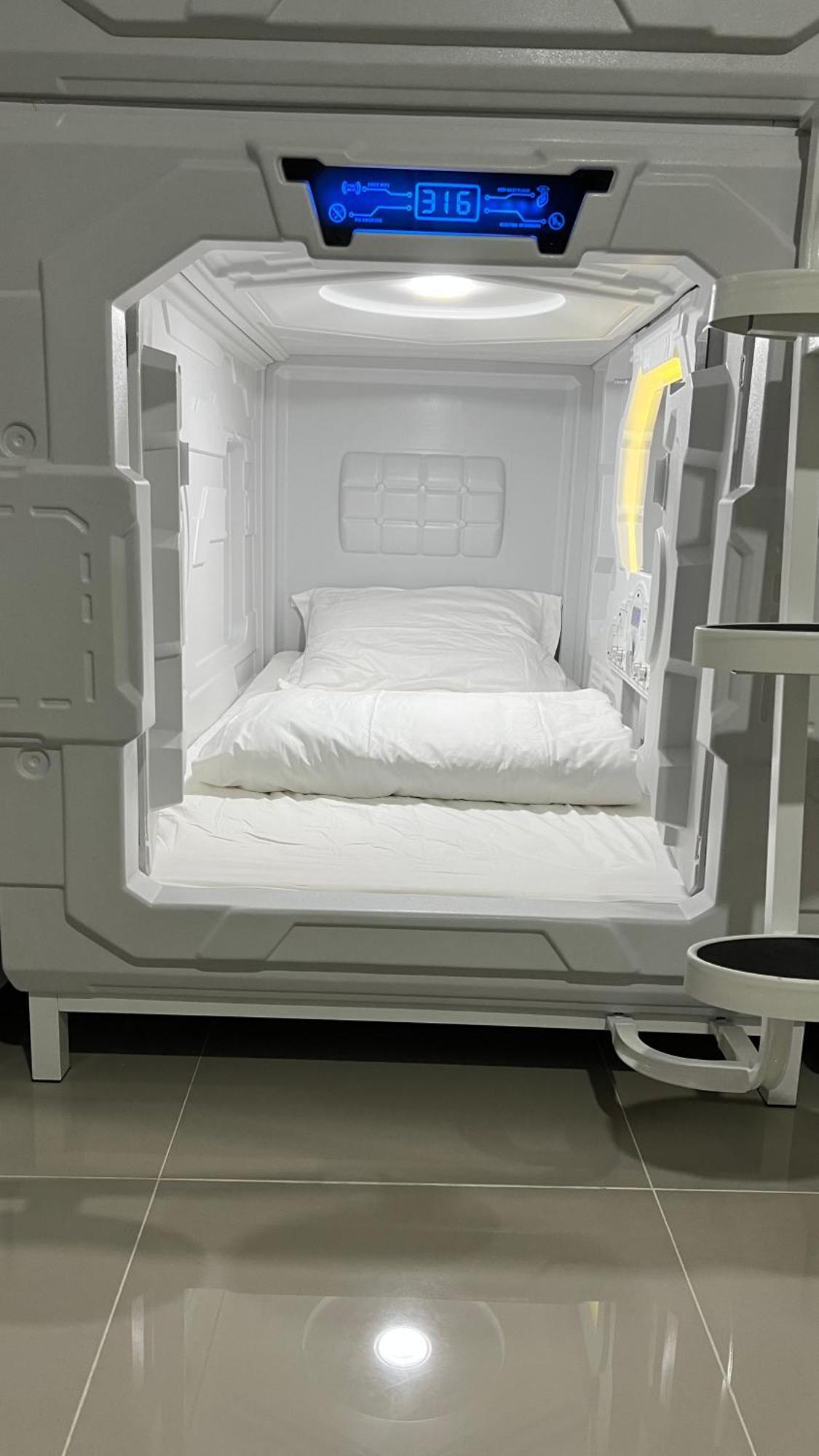 Kiwi Capsule Hotel Bangkok Exterior foto