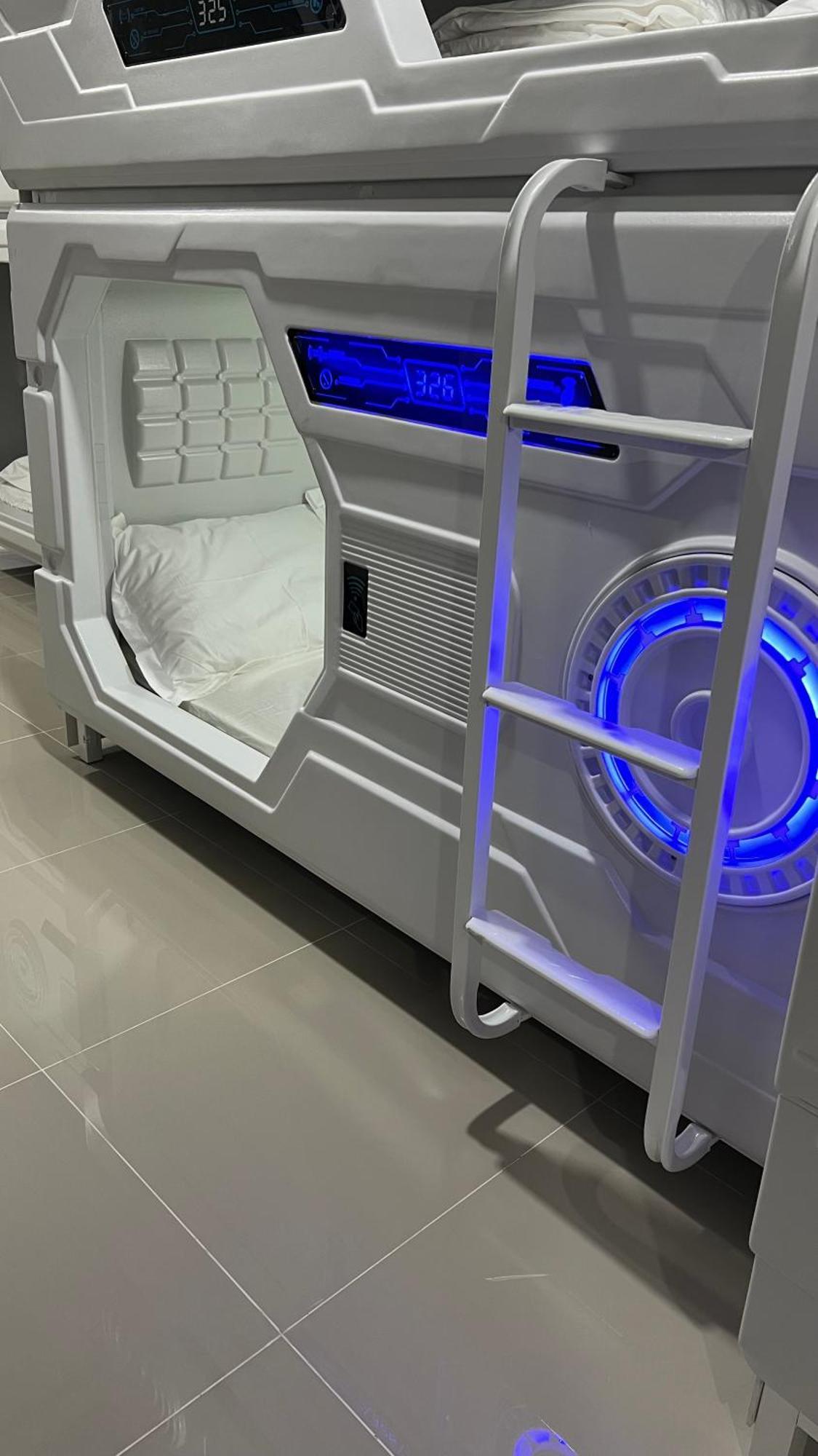 Kiwi Capsule Hotel Bangkok Exterior foto
