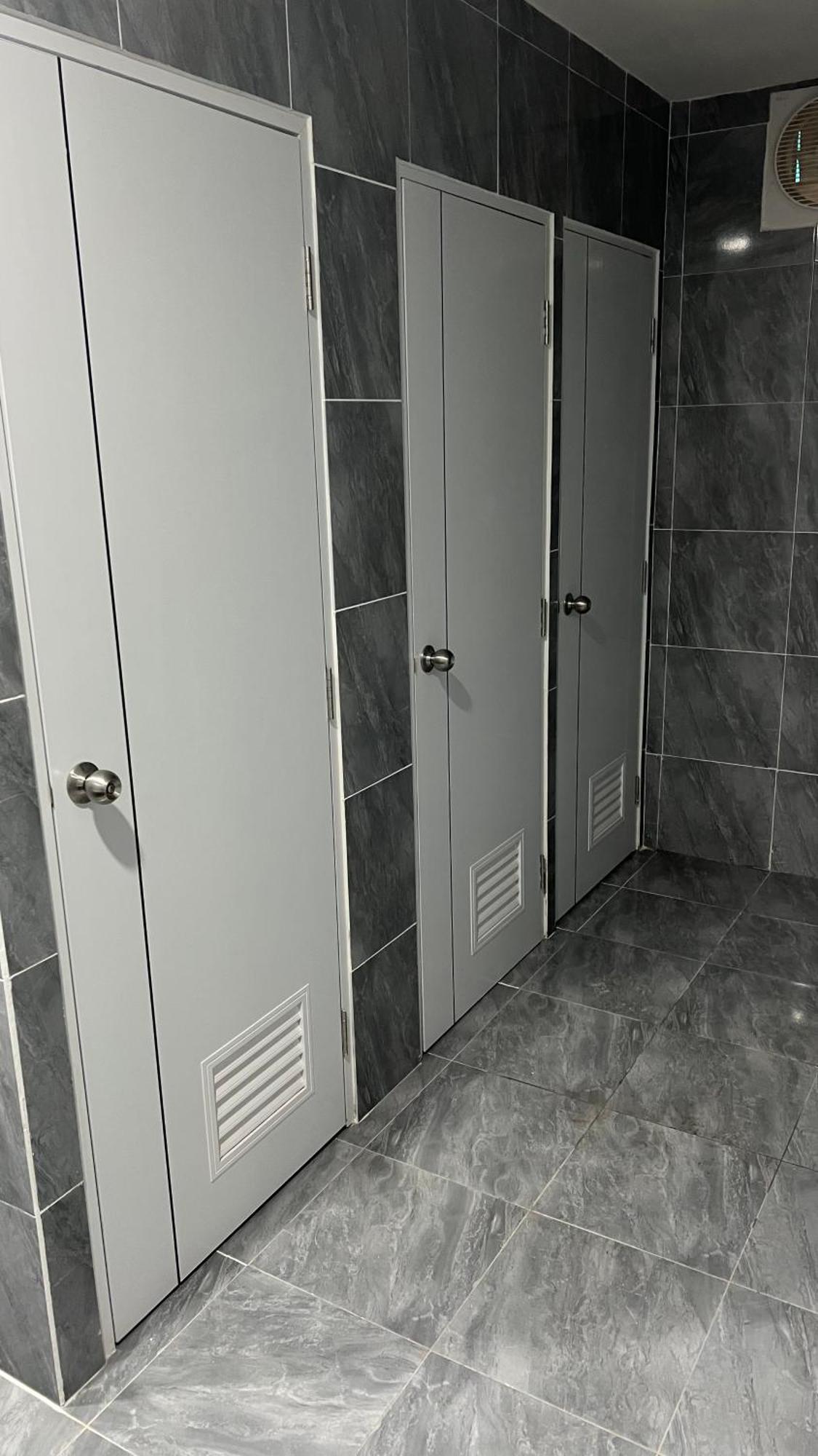 Kiwi Capsule Hotel Bangkok Exterior foto