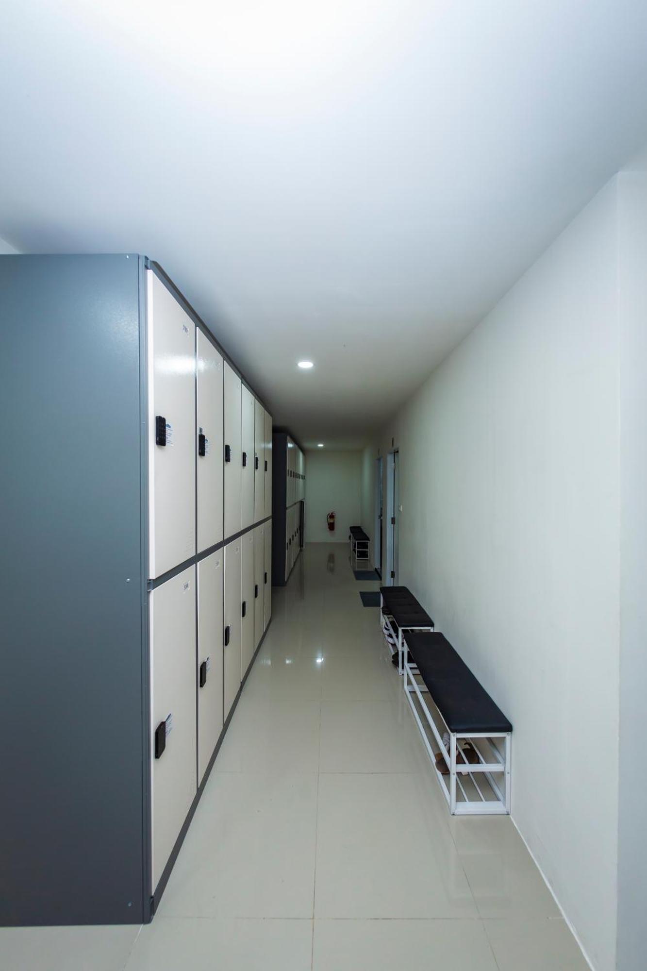 Kiwi Capsule Hotel Bangkok Exterior foto