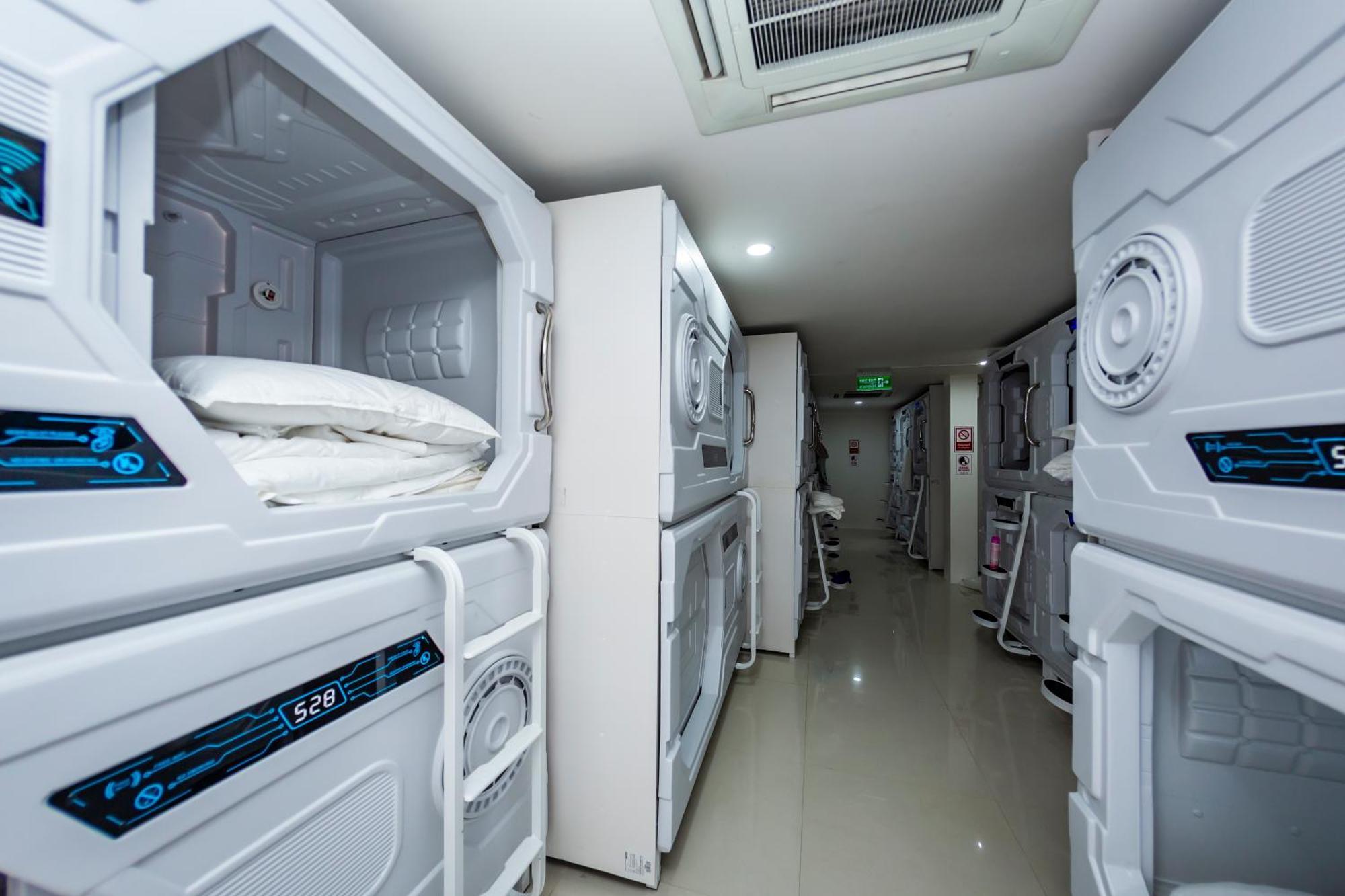 Kiwi Capsule Hotel Bangkok Exterior foto
