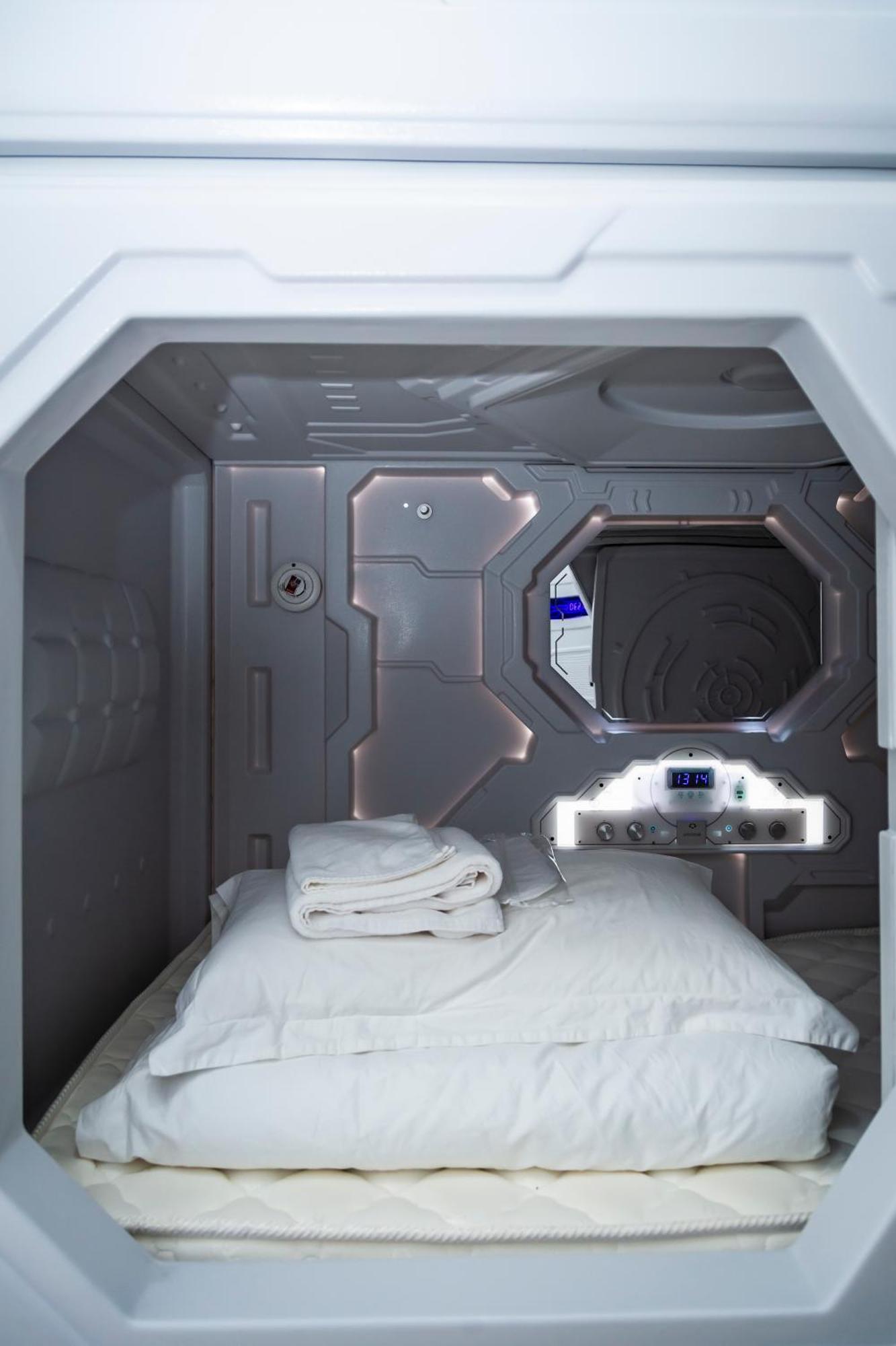 Kiwi Capsule Hotel Bangkok Exterior foto